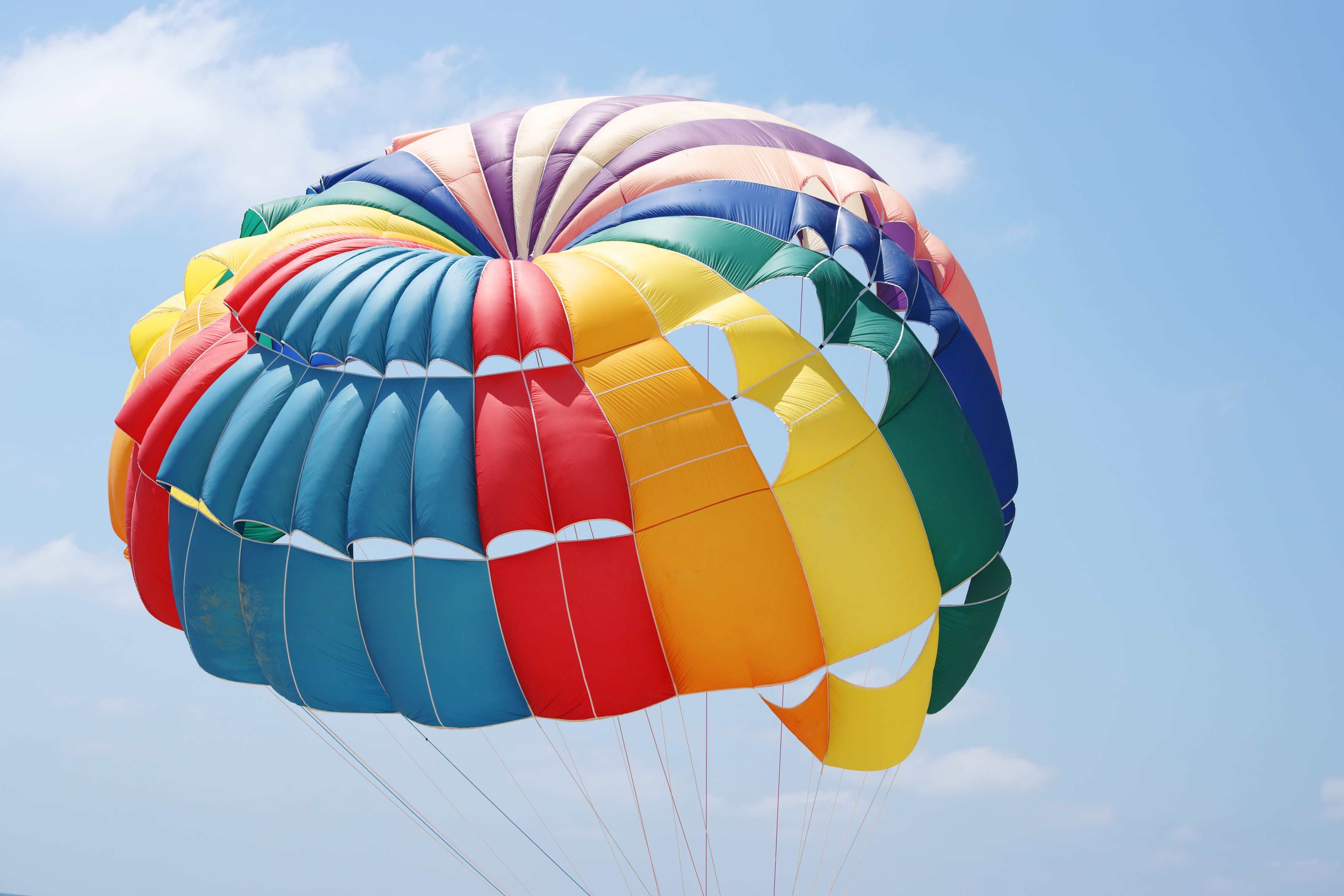 Parachute coloré - Bien s'assurer - Ellipse Assurances