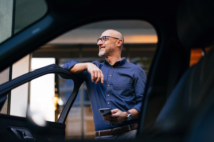 Mécanicien accoudé à la porte d’une voiture - Accident sans collision ni renversement - Ellipse Assurances