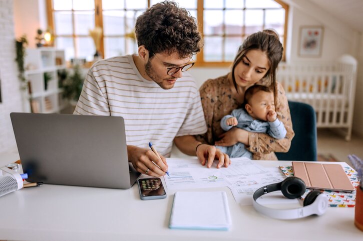 Petite famille devant un ordinateur - Planification financière - Ellipse Assurances
