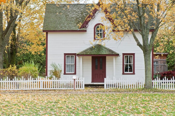 Maison blanche et rouge en campagne - Assurance habitation - Ellipse Assurances