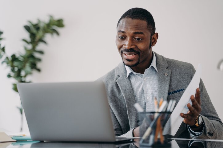 Professionnel devant un ordinateur - Épargne et placements - Ellipse Assurances