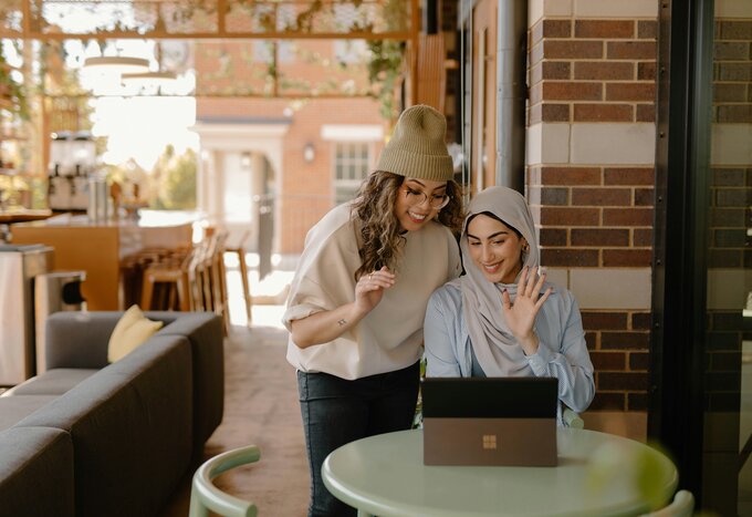 Deux femmes regardant un ordinateur - Se connecter à l’espace client - Ellipse Assurances