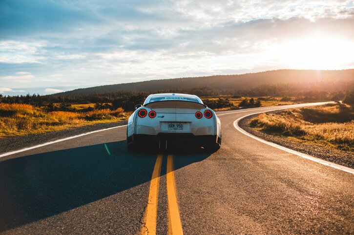 Auto sport sur la route - Assurance auto - Ellipse Assurances