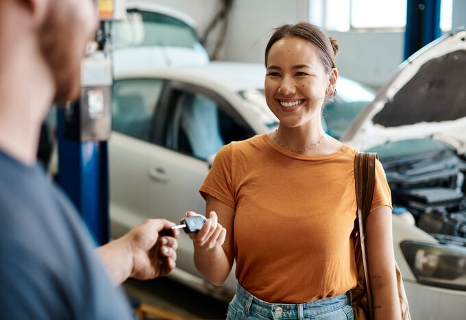 Femme remettant ses clés de voiture - L’assurance de remplacement - Ellipse Assurances