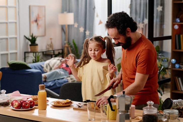 Papa et sa fille préparant le repas - Assurances individuelles - Ellipse Assurances