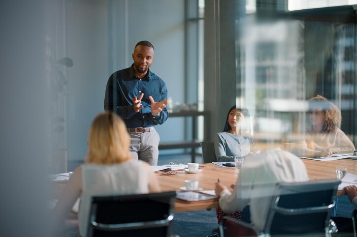 Expert donnant des conseils - Service-conseil RH - Ellipse Assurances