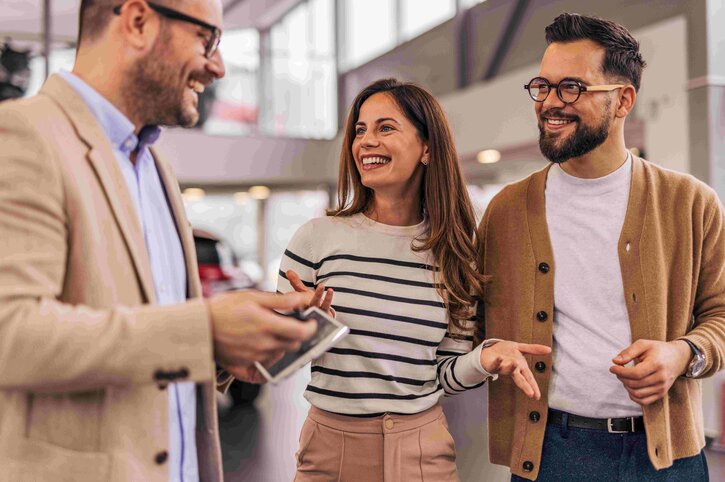Couple en compagnie d’un expert-conseil - Collision ou renversement - Ellipse Assurances